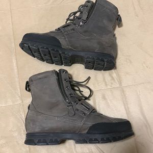 Polo suede boots another timeless classic design. You find them with the zipper